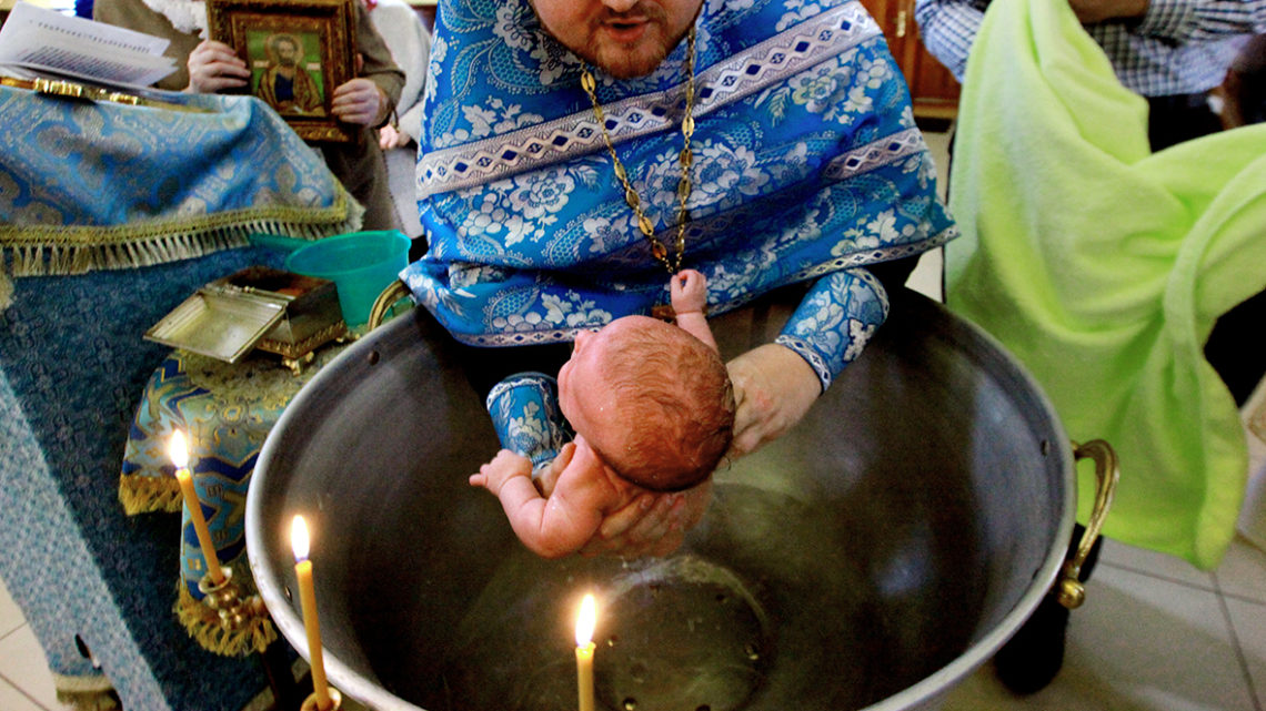 Прокуратура нашла нарушения при крещении младенца в Гатчине