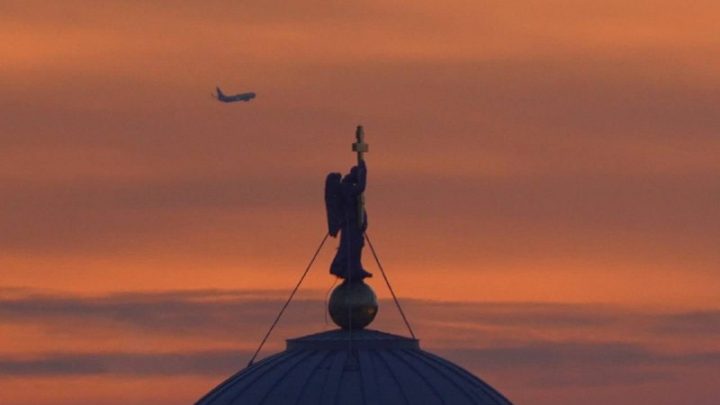 Фотограф заснял прекрасный рассвет над Петербургом