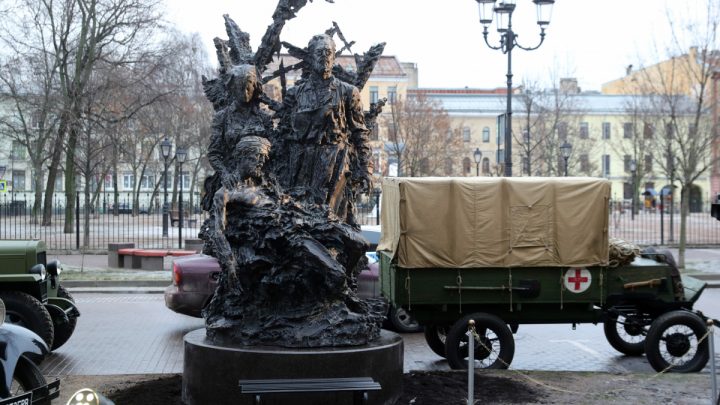 Памятник блокадному медику появился в Соляном переулке