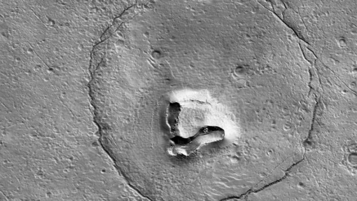 Фото: астрономы обнаружили морду медведя на Марсе