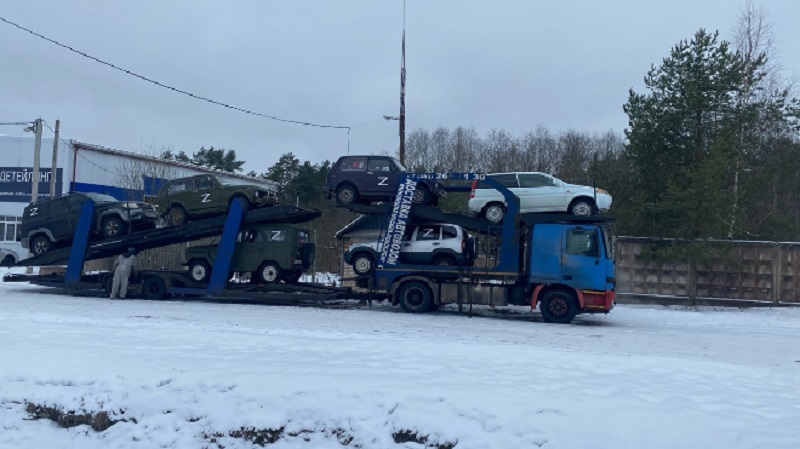 Фото: волонтеры из Луги отправили шесть автомобилей военнослужащим в зоне СВО