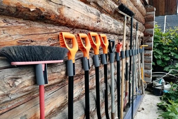 Варианты хранения инвентаря на даче