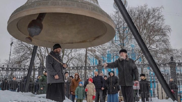 Десятитонный колокол перед Смольным собором в память об освобождении Ленинграда от блокады ударит 900 раз
