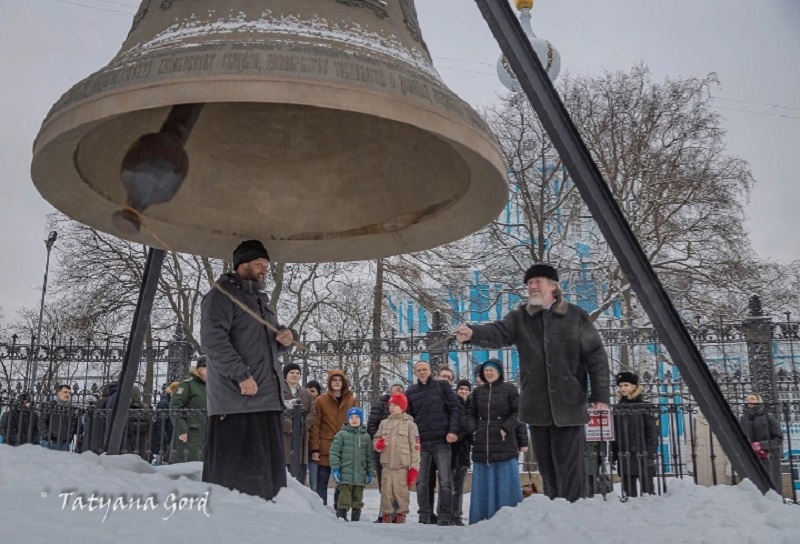 Десятитонный колокол перед Смольным собором в память об освобождении Ленинграда от блокады ударит 900 раз