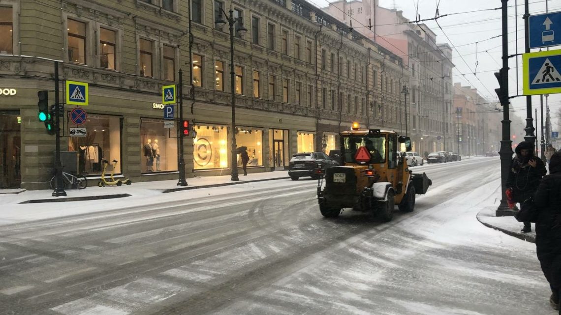 Дворникам в Петербурге повышают зарплаты. Правда, их доходы всё равно меньше, чем у курьеров