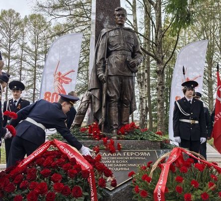 Вагоностроители в Тихвине торжественно открыли памятник Воина-освободителя